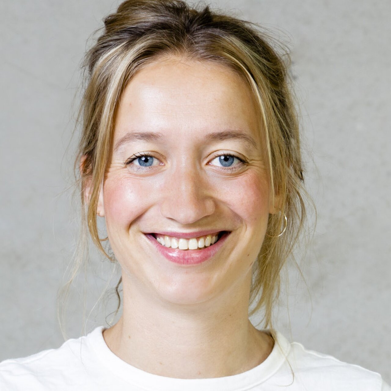 Portrait von Christina Debbelt aus dem Marketing & Communikations Team.