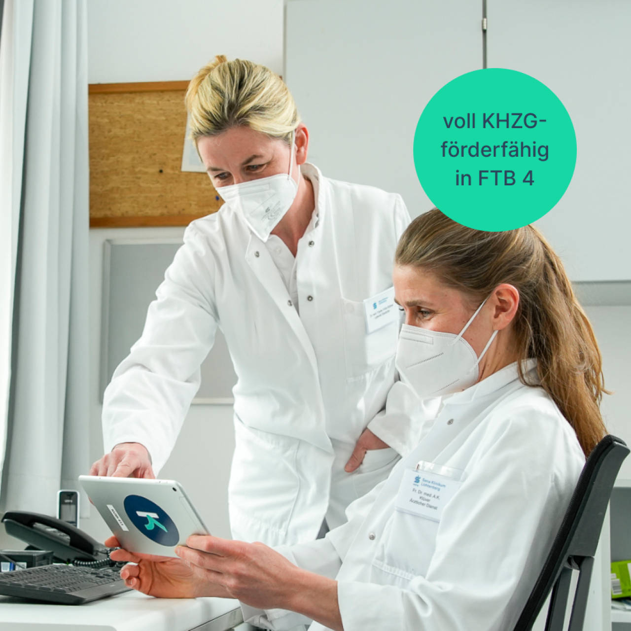 Kumi Clinical voll KHZG förderfähig in FTB4; Ärztinnen nutzen Kumi Clinical am Tablet.