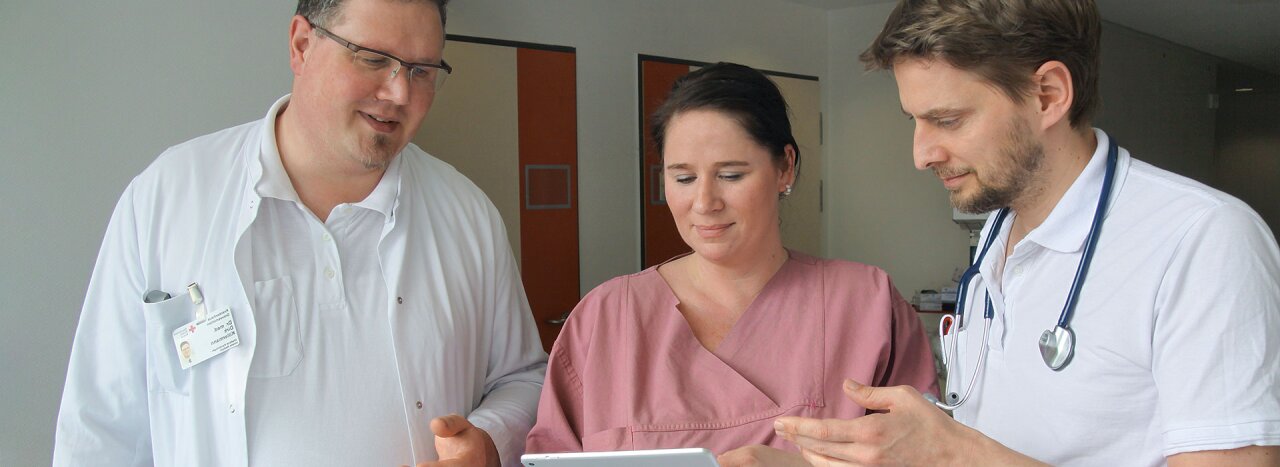 Ärzteschaft im DRK Krankenhaus Grevesmühlen testet Kumi am Tablet.